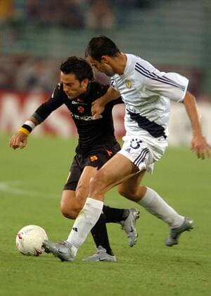 Vincenzo Montella (Roma, li.) gegen Goran Sablic (Dynamo Kiew) Fußball EC 1 Herren Champions League 2004 2005, AS Rom - Dinamo Kiew 0:1, Vdig Gruppe Rom Dynamik,