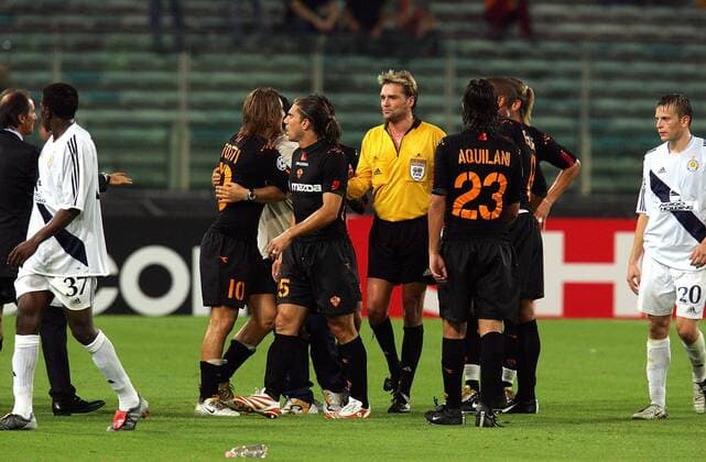 Aufruhr nach einem Platzverweis durch FIFA Schiedsrichter Anders Frisk (Schweden), Francesco Totti (Roma, 3.v.li.) kann nur mit Mühe zurückgehalten werden Fußball EC 1 Herren Champions League 2004 2005, AS Rom - Dinamo Kiew 0:1, Vdig Gruppe Rom Spannung,