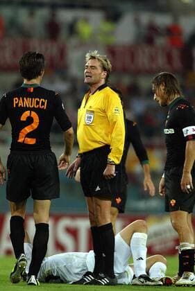FIFA Schiedsrichter Anders Frisk (Schweden) findet nach einem Foul an einem Spieler von Dynamo Kiew mahnende Worte gegen Christian Panucci (li.) und Francesco Totti (beide Roma, re.) Fußball EC 1 Herren Champions League 2004 2005, AS Rom - Dinamo Kiew 0:1, Vdig Einzelbild Rom
