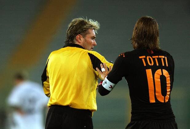 Francesco Totti (Roma) schubst FIFA Schiedsrichter Anders Frisk (Schweden) Fußball EC 1 Herren Champions League 2004 2005, AS Rom, Vdig Gruppe Rom Spannung,