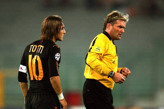 Francesco Totti (Roma) geht FIFA Schiedsrichter Anders Frisk (Schweden) von hinten an Fußball EC 1 Herren Champions League 2004 2005, AS Rom, Vdig Gruppe Rom