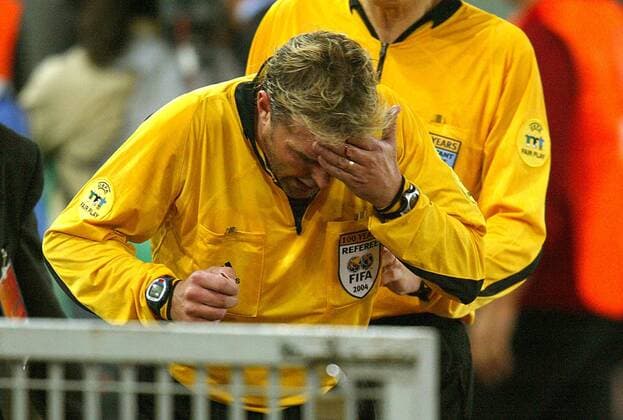 FIFA Schiedsrichter Anders Frisk (Schweden) hält sich die blutende Stirn - bei einer Aufruhr durch Roma Fans zur Halbzeitpause traf ihn eine Münze und verhinderte eine Fortsetzung des Spiels. Das Spiel wurde mit 0:3 für Dynamo Kiew gewertet Fußball EC 1 Herren Champions League 2004 2005, AS Rom - Dinamo Kiew 0:1, Dynamo, Vdig Einzelbild Rom