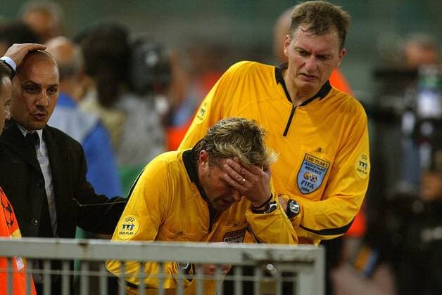 FIFA Schiedsrichter Anders Frisk wird bei einer Aufruhr durch Roma Fans zur Halbzeitpause von einer Münze am Kopf getroffen und verletzt. Linienrichter Peter Ekström (beide Schweden) zeigt sich entsetzt. Das Spiel konnte nicht fortgeführt werden Fußball EC 1 Herren Champions League 2004 2005, AS Rom - Dinamo Kiew 0:1, Dynamo, Vdig Gruppe Rom
