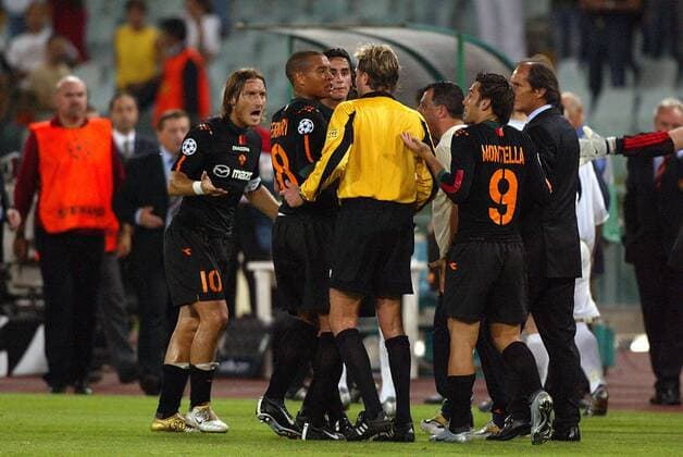 Aufruhr um Schiedsrichter Anders Frisk (Schweden) - ein Platzverweis nach dem Halbzeitpfiff erzürnte erst Totti (li.), Ferrari (2.v.li.) und Montella (alle Roma, 2.v.re.), später auch die Fans. Er wurde durch einen Münzwurf verletzt - Spielabbruch Fußball EC 1 Herren Champions League 2004 2005, AS Rom - Dinamo Kiew 0:1, Dynamo, Vdig Totale Rom