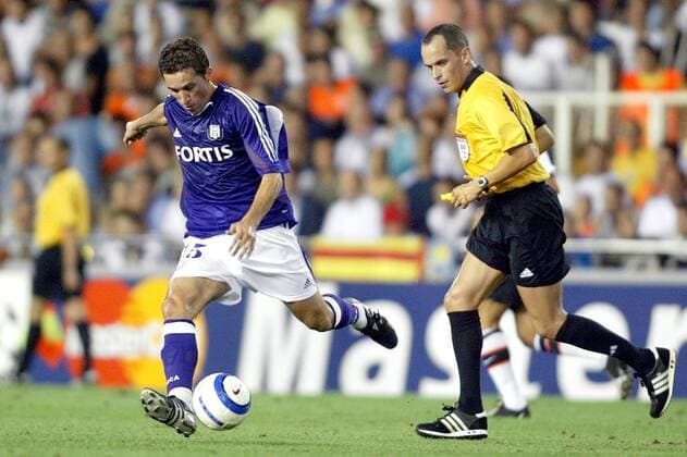 Besnik Hasi (Anderlecht) am Ball, FIFA-Schiedsrichter Bertrand Layec schaut genau hin - PUBLISHING RIGHTS FOR GERMAN MEDIA ONLY Fußball EC 1 Herren Champions League 2004 2005, RSC Anderlecht, Vdig Gruppe Valencia Dynamik,