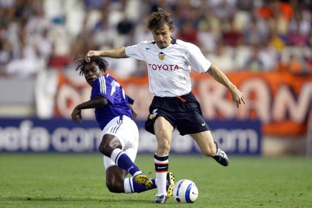 Amedeo Carboni (vorn, Valencia) gegen Mbo Mpenza (Anderlecht) - PUBLISHING RIGHTS FOR GERMAN MEDIA ONLY Fußball EC 1 Herren Champions League 2004 2005, FC Valencia - RSC Anderlecht 2:0, Vdig Gruppe Amadeo, Valencia Dynamik,