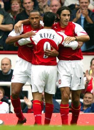Thierry Henry, Jose Antonio Reyes und Robert Pires (v.li., alle Arsenal) - Torjubel Fußball Herren English Premier League 2004 2005, 1. Englische Liga, Arsenal FC London Gruppe London Freude,