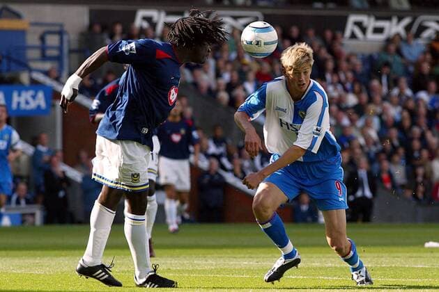 Linvoy Primus (li., Portsmouth) gegen Jon Stead (Blackburn) Fußball Herren English Premier League 2004 2005, 1. Englische Liga, Blackburn Rovers - FC Portsmouth Gruppe Blackburn Dynamik,