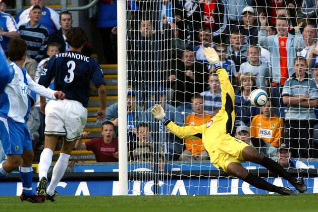 Torwart Shaka Hislop und Dejan Stefanovic (beide Portsmouth, 3.v.li.) können das Gegentor durch Matt Jansen (Blackburn, li.) nicht verhindern Fußball Herren English Premier League 2003 2004, 1. Englische Liga, Blackburn Rovers - FC Portsmouth 1:0, Vdig Gruppe Blackburn Dynamik,