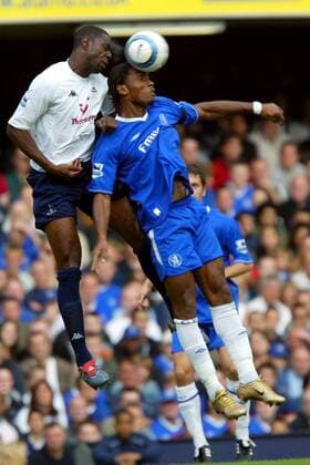 Ledley King (li., Tottenham Hotspur) gegen Didier Drogba (Chelsea) Fußball Herren English Premier League 2004 2005, Chelsea FC London - Tottenham Hotspurs 0:0, Spurs, Vdig Gruppe London Dynamik, Höhe,