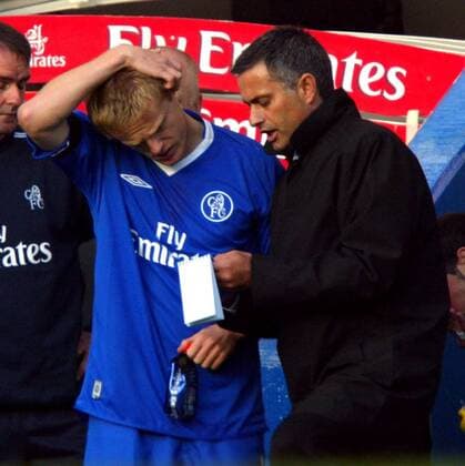 Trainer Jose Mourinho (re.) gibt Damien Duff (beide Chelsea) letzte Anweisungen vor seiner Einwechslung, die ihn aber anscheinend eher verwirren Fußball Herren English Premier League 2004 2005, 1. Englische Liga, Chelsea FC London, Vdig Gruppe London Nachdenklichkeit,