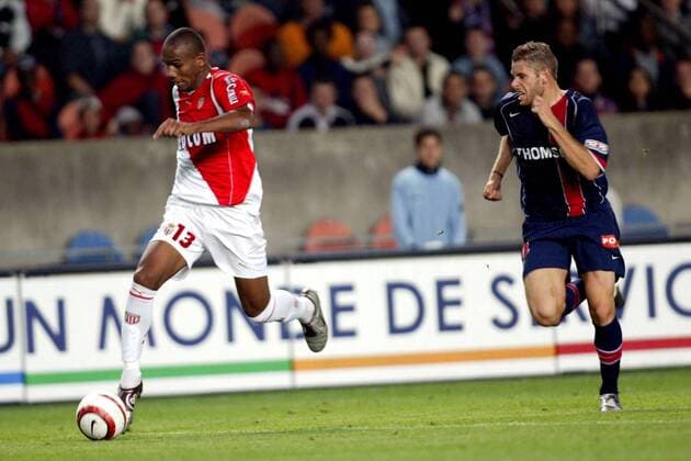 Maicon (Monaco, li.) gegen Sylvain Armand (Paris St. Germain) Fußball Herren Ligue Une 2004 2005, 1. Französische Liga, Paris Saint Germain - AS Monaco 0:1, PSG Gruppe pan7220 Paris Dynamik,  