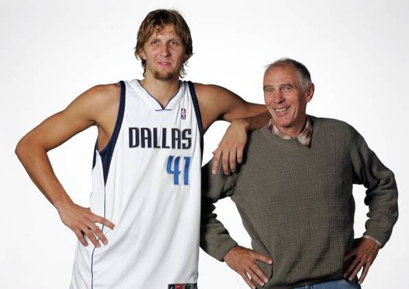 Dirk Nowitzki (Dallas Mavericks) und sein Mentor Holger Geschwindner (beide Deutschland) Basketball Herren NBA 2004, Shooting, Fotoshooting, Fototermin Gruppe Würzburg