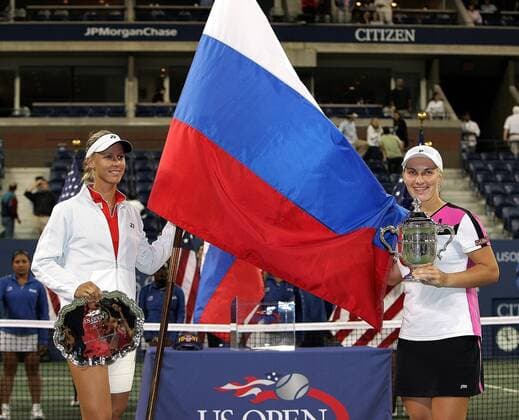 Tennis, US Open Damen Finale 2004, Svetlana Kuznetsova - Elena Dementieva Turniersiegerin Svetlana Kuznetsova (re.) und Finalistin Elena Dementieva (beide Rußland) präsentieren ihre Trophäen unter der gemeinsamen Landesflagge Tennis Damen US Open 2004, Grand Slam, WTA-Tour, Gruppe Flushing Meadow, Meadows New York Freude,