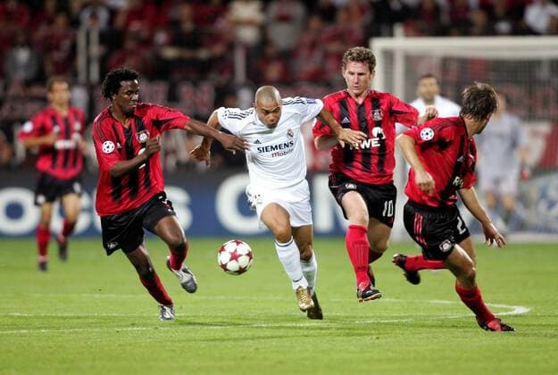 Ronaldo (2.v.li., Real Madrid) zieht mit Roque Junior (li.), Paul Freier (2.v.re.) und Bernd Schneider (alle Leverkusen) gleich drei Mann auf sich Fußball EC 1 Herren Champions League 2004 2005, Bayer 04 Leverkusen - Real Madrid CF 3:0, Vdig Gruppe Leverkusen Dynamik,