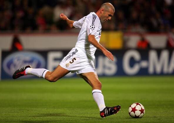 Zinedine Zidane (Real Madrid) zieht ab Fußball EC 1 Herren Champions League 2004 2005, Real Madrid Einzelbild Leverkusen Dynamik,