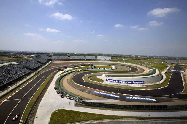 Blauer Himmel über der Schneckenkurve des Shanghai International Circuit Motorsport Grand Prix Herren Großer Preis von China 2004, Formel 1 Weltmeisterschaft, F1, F, GP, WM, Vdig Totale Shanghai International Circuit Shanghai