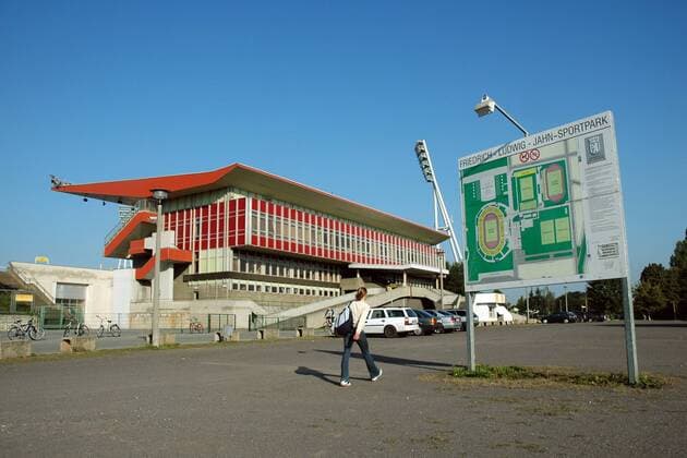 Blauer Himmel über dem Friedrich Ludwig Jahn Sportpark Leichtathletik Berliner Lokalsport 2004, Freizeitsport, Vdig Totale Berlin