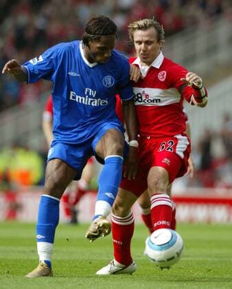 Didier Drogba (Chelsea, li.) gegen Boudewijn Zenden (Middlesbrough) Fußball Herren English Premier League 2004 2005, 1. Englische Liga, FC Middlesbrough - FC Chelsea London 0:1 Gruppe Middlesbrough