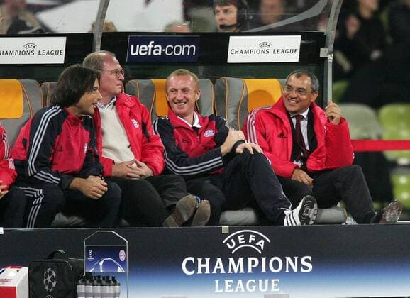 Entspannte Gesichter auf der Bayern-Bank v.re.: Trainer Felix Magath, Co-Trainer Seppo Eichkorn, Manager Uli Hoeneß, Mannschaftsarzt Dr. Hans Wilhelm Müller Wohlfahrt Fußball EC 1 Herren Champions League 2004 2005, FC Bayern München, Gruppe München Freude,