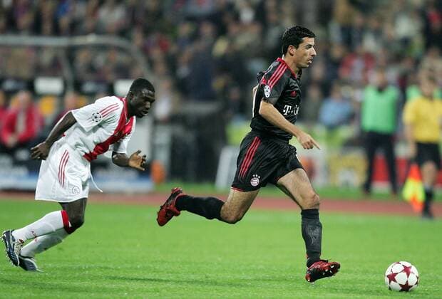 Roy Makaay (re., Bayern) läuft Anthony Obodai (Ajax) davon Fußball EC 1 Herren Champions League 2004 2005, FC Bayern München - Ajax Amsterdam 4:0, Gruppe München Dynamik,