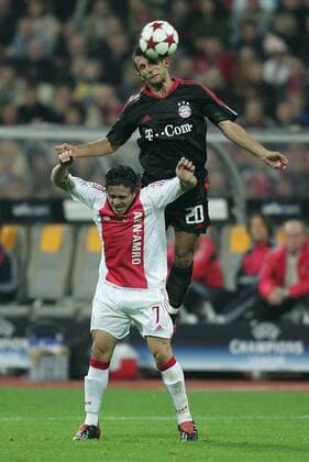Hasan Salihamidzic (re., Bayern) köpft den Ball über Mauro Rosales (Ajax) hinweg Fußball EC 1 Herren Champions League 2004 2005, FC Bayern München - Ajax Amsterdam 4:0, Gruppe München Dynamik, Höhe, Überlegenheit