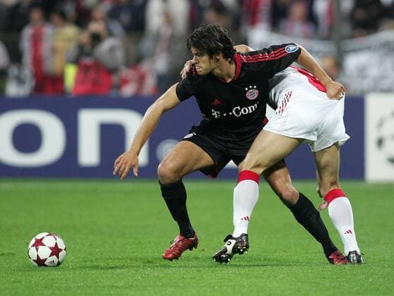 Michael Ballack (li., Bayern) hält seinen Amsterdamer Gegenspieler an der Hose fest Fußball EC 1 Herren Champions League 2004 2005, FC Bayern München - Ajax Amsterdam 4:0, Gruppe München Dynamik, Kampf,