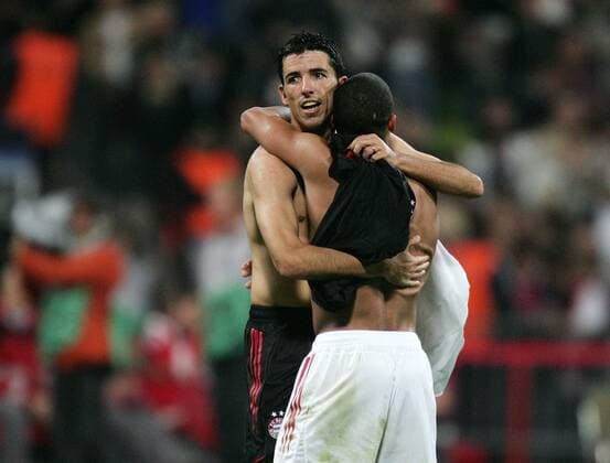 Roy Makaay (li., Bayern) umarmt Landsmann Nigel de Jong (Ajax) Fußball EC 1 Herren Champions League 2004 2005, FC Bayern München - Ajax Amsterdam 4:0, Gruppe München Harmonie, Freude, Kameradschaft,