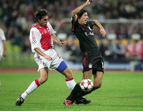 Zdenek Grygera (li., Ajax) bringt Roy Makaay (Bayern) zu Fall Fußball EC 1 Herren Champions League 2004 2005, FC Bayern München - Ajax Amsterdam 4:0, Gruppe München Dynamik, Kampf,