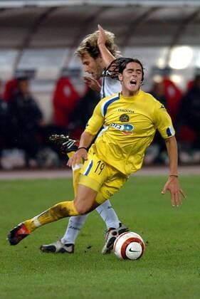 Tamir Cohen (re., Maccabi Tel Aviv) kommt gegen Pavel Nedved (Juventus) zu Fall Fußball EC 1 Herren Champions League 2004 2005, Juventus Turin Maccabi Tel Aviv 1:0, Juve, Gruppe Turin Dynamik,