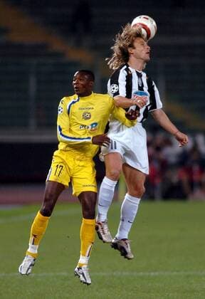 John Pantsil (li., Maccabi Tel Aviv) gegen Pavel Nedved (Juventus) Fußball EC 1 Herren Champions League 2004 2005, Juventus Turin Maccabi Tel Aviv 1:0, Juve, Gruppe Turin Dynamik, Höhe,