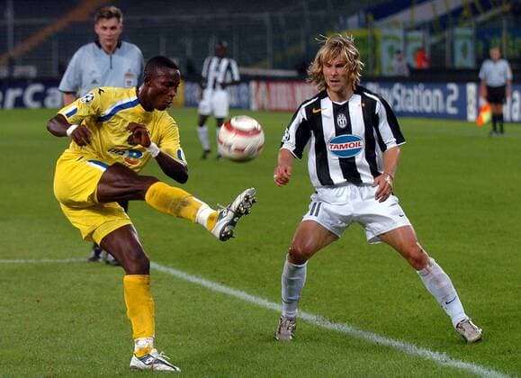 Pavel Nedved (re., Juventus) gegen John Pantsil (Maccabi Tel Aviv) Fußball EC 1 Herren Champions League 2004 2005, Juventus Turin Maccabi Tel Aviv 1:0, Juve, Gruppe Turin Dynamik,