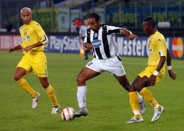 Emerson (Mitte, Juventus) gegen Bruno Reis (li.) und John Pantsil (beide Maccabi Tel Aviv) Fußball EC 1 Herren Champions League 2004 2005, Juventus Turin Maccabi Tel Aviv 1:0, Juve, Gruppe Turin Dynamik,