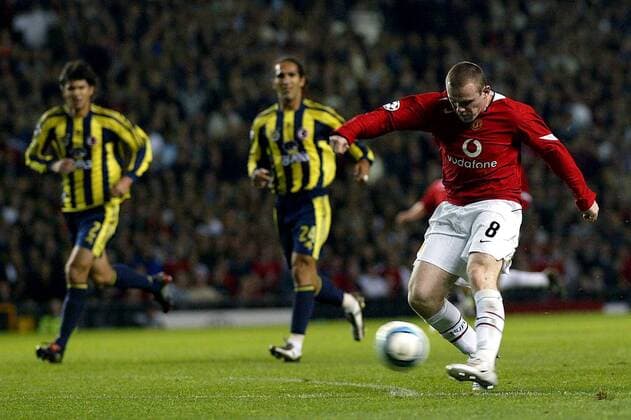 Wayne Rooney (Manchester United) trifft zum 2:0 Fußball EC 1 Herren Champions League 2004 2005, Manchester United - Fenerbahce Istanbul 6:2, ManU, Einzelbild Manchester Dynamik,