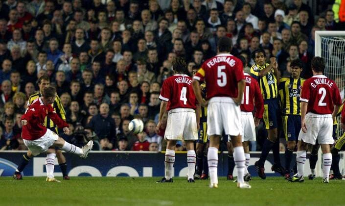 Wayne Rooney (li., Manchester United) trifft mit einem direkten Freistoß zum 4:1 Fußball EC 1 Herren Champions League 2004 2005, Manchester United - Fenerbahce Istanbul 6:2, ManU, Totale Manchester Dynamik,