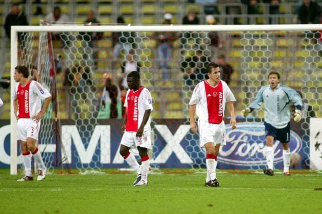 Frust bei Ajax Amsterdam - v.re.: Tomas Galasek, Anthony Obodai und Heitinga Fußball EC 1 Herren Champions League 2004 2005, Ajax Amsterdam, Vdig Gruppe München Enttäuschung,