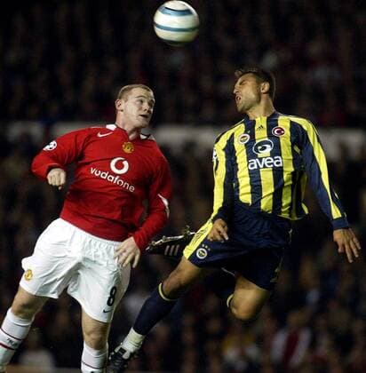Wayne Rooney (Manchester United, li.) gegen Fatih Akyel (Fenerbahce) Fußball EC 1 Herren Champions League 2004 2005, Manchester United - Fenerbahce Istanbul 6:2, ManU, Vdig Gruppe Manchester Dynamik,