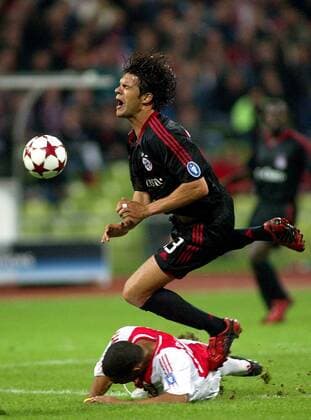 Michael Ballack (Bayern, re.) wird von Nigel de Jong (Ajax) unsanft zu Fall gebracht Fußball EC 1 Herren Champions League 2004 2005, FC Bayern München - Ajax Amsterdam 4:0, Vdig Gruppe München Dynamik, Kampf,