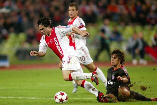 Mauro Rosales (Ajax, li.) wird von Michael Ballack (Bayern) zu Fall gebracht Fußball EC 1 Herren Champions League 2004 2005, FC Bayern München - Ajax Amsterdam 4:0, Vdig Gruppe München Dynamik, Kampf,