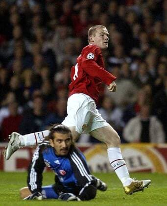 Wayne Rooney (Manchester United) überspielt Torwart Rüstü Recber (Fenerbahce) Fußball EC 1 Herren Champions League 2004 2005, Manchester United - Fenerbahce Istanbul 6:2, ManU, Vdig Gruppe Manchester Dynamik,