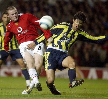 Wayne Rooney (Manchester United, li.) gegen Fabio Luciano (Fenerbahce) Fußball EC 1 Herren Champions League 2004 2005, Manchester United - Fenerbahce Istanbul 6:2, ManU, Vdig Gruppe Manchester Dynamik,
