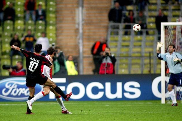 Roy Makaay (Bayern) setzt sich gegen Grygera (Ajax) durch und erzielt das 1:0 Fußball EC 1 Herren Champions League 2004 2005, FC Bayern München - Ajax Amsterdam 4:0, Vdig Gruppe München Dynamik,