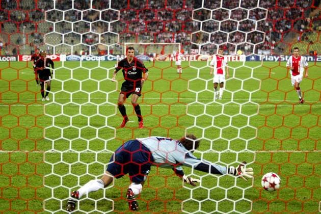Roy Makaay (Bayern) verwandelt den Elfmeter zum 3:0 gegen Torwart Bogdan Lobont (Ajax) Fußball EC 1 Herren Champions League 2004 2005, FC Bayern München - Ajax Amsterdam 4:0, Vdig Gruppe München