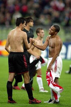 Nigel de Jong (Ajax, re.) und Roy Makaay (Bayern) tauschen nach dem Spiel ihre Trikots Fußball EC 1 Herren Champions League 2004 2005, FC Bayern München - Ajax Amsterdam 4:0, Vdig Gruppe München Harmonie, Freude,