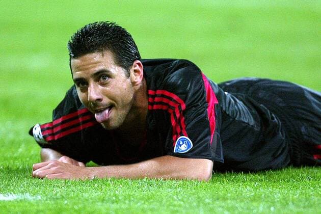 Claudio Pizarro (Bayern) hechelt am Boden um Luft Fußball EC 1 Herren Champions League 2004 2005, FC Bayern München, Vdig Einzelbild München Erschöpfung,