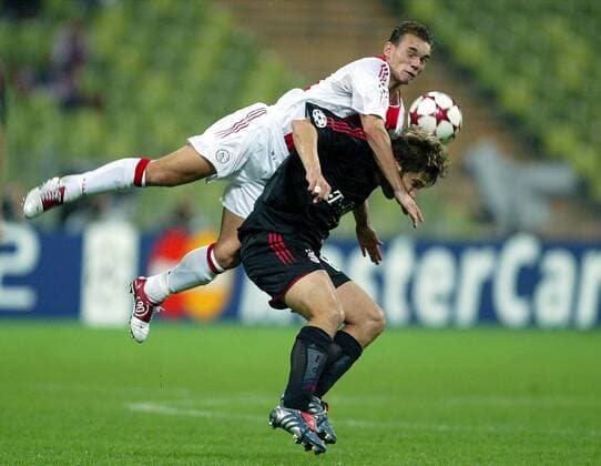 Wesley Sneijder (Ajax, li.) gegen Torsten Frings (Bayern) Fußball EC 1 Herren Champions League 2004 2005, FC Bayern München - Ajax Amsterdam 4:0, Vdig Gruppe München Dynamik, Kampf,
