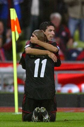 Torgarant Roy Makaay (hi.) bejubelt mit Ze Roberto (beide Bayern) die 4:0-Führung Fußball EC 1 Herren Champions League 2004 2005, FC Bayern München, Vdig, Gruppe München Freude,