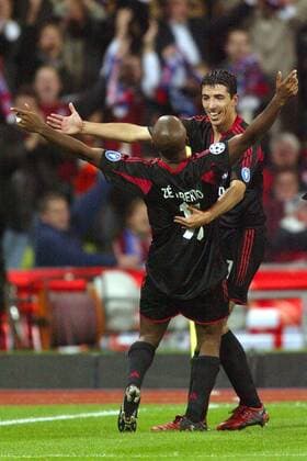 Torgarant Roy Makaay (hi.) bejubelt mit Ze Roberto (beide Bayern) die 4:0-Führung Fußball EC 1 Herren Champions League 2004 2005, FC Bayern München, Vdig, Gruppe München Begeisterung, Freude,
