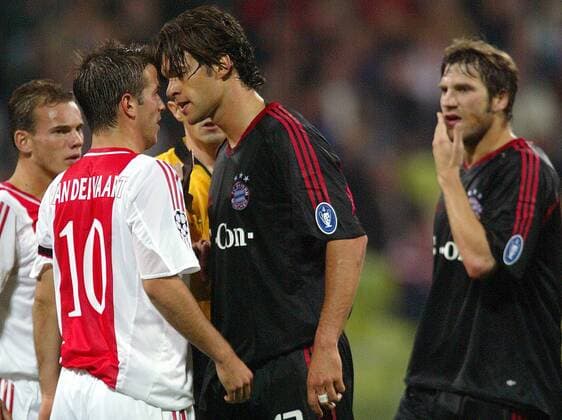 Michael Ballack (Bayern, re.) versucht mit seinen Blicken Rafael van der Vaart (Ajax) einzuschüchtern Fußball EC 1 Herren Champions League 2004 2005, FC Bayern München - Ajax Amsterdam 4:0, Vdig, Gruppe München Spannung,