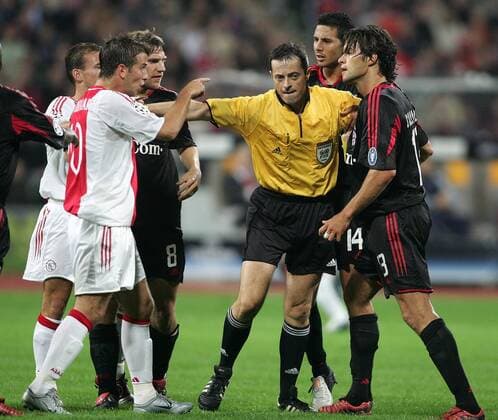 FIFA-Schiedsrichter Alain Sars (Frankreich) hält die Streithähne Rafael van der Vaart (Ajax, li.) und Michael Ballack (re.) voneinander fern, daneben v. re.: Claudio Pizarro und Torsten Frings (alle Bayern) Fußball EC 1 Herren Champions League 2004 2005, FC Bayern München - Ajax Amsterdam 4:0, Vdig Gruppe München Spannung